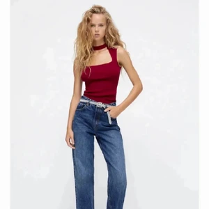 Snygg topp från Zara - Skit snygg topp från zara men har tyvärr inte fått någon användning för den! Använd endast en gång🌸 köparen står för frakt!
