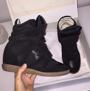 Isabel marant skor - Säljer mina Isabel marant skor som jag fick i födelsedagspresent men som inte riktigt passar mig i storlek💕Inga riktigt tecken på att de har använt men kan också skicka bild på de om det så önskas😇. ‼️Kan gå ner i pris vid snabb affär‼️