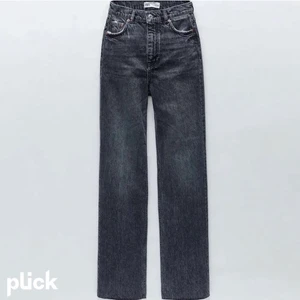 Zara midrise jeans  - Säljer dessa populära zara jeans. Köpta på Plick men var klippta så de var lite för korta 😭Tror de passar nån som är typ 160-165 💗. Perfekt skick! Kan också byta mot samma i strlk 36! Kontakt om du har frågor eller vill ha mer bilder ❤️ Köparen står för frakten! BUDA I KOMMENTERA! 