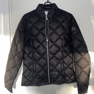 Mckinley puffer Jacket  - Bra skick! Lätt dunjacka som passar till löpning,skidor, uthomhusaktiviteter etc eller under jacka 🧥 väldigt bra skick 