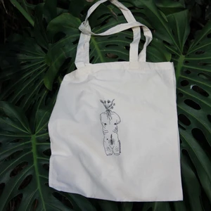 Tygkasse design - Father Earth Tote Bag 129 kr En tygkasse i 100% ekologiskt tyg med en vacker design som jag ritat själv! Skicka gärna ett privatmeddelande här på plick eller ett mail till artstractfashion@gmail.com om du vill beställa en🌱
