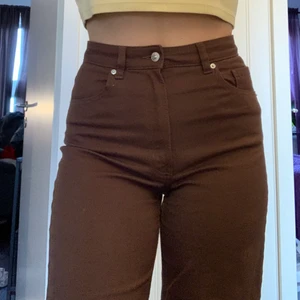 Bruna jeans  - Mörkbruna jeans, använda ett fåtal gånger så som i nyskick🤩 