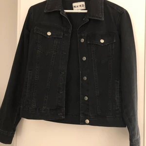 Ny och oanvänd jeansjacka från NA-KD - Helt oanvänd och ny jeansjacka från NA-KD. Den har tyvärr bara legat i garderoben. NYPRIS: 600kr