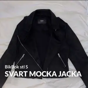 Jättefin svart mocka jacka från BikBok, stl S. Nypris 600kr. Köpt förra sommaren men kom aldrig till användning, jackan är i nyskick.  Frakt tillkommer!