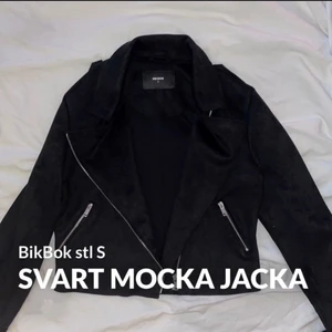 Mocka jacka  - Jättefin svart mocka jacka från BikBok, stl S. Nypris 600kr. Köpt förra sommaren men kom aldrig till användning, jackan är i nyskick.  Frakt tillkommer!