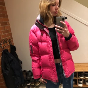 Rosa vinterjacka - Rosa vinterjacka. Nästan helt oandvänd och märket är Peak Performance. Priset kan diskuteras. Hör av er om ni vill ha fler bilder bara 💞💞💞💞💞💞💞💞💞Det finns luva också om man vill ha.