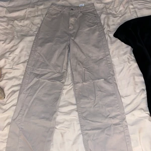 Vida jeans  - Jag säljer dessa beiga vida jeans ifrån H&M, de är endast testade💕 köparen står för frakten 