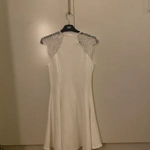 Vit klänning  - Har använt den 1 på min konfa och köpte den för 500kr, jag har rensat min garderob och behöver göra mig bort med kläder. Säljer inte under 250kr och frakt ingår inte🚚📦 du får bestämma priset på plagget själv💕