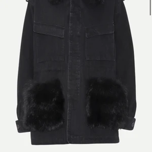 Custommade Jacka  - Hejsan! Säljer nu min fina, helt nya samt oanvända custommade jacka (den nya modellen) då jag tyvärr ej har användning av den! storlek S-M. Hör av er om fler bilder!! Nypris: 4000 DKK dvs cirka 5600 sek, mitt pris: 2300 