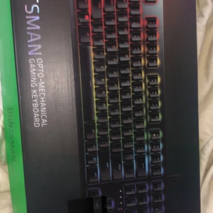 Razer huntsman gaming tangentbord  - Hej, säljer min Razer huntsman gaming tangentbord i bra skick. Tangentbordet har blåa switches och funkar väldigt bra för gaming. Finns inga skador på den och kartong och alltin som kom med när jag köpte den medföljer ( förutom kvitto) 