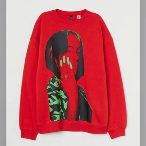 Billie X H&m - Super snygg Billie sweatshirt som endast är använd 1-2 gånger! Oversize i storlek S och spå snygg! Säljer pga att jag aldrig använder den:)❤️