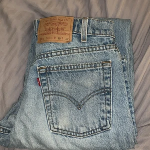 Levi’s Jeans  - Levi’s jeans modell 555 (relaxed fit & straight leg), W30 L32. Säljer dessa eftersom att de är förstora för mig, är lite slitna på vissa ställen men inget som märks. Annars är dem i bra skick, om du har några frågor och funderingar är det bara att skriva till mig och är även öppen att diskutera pris:)