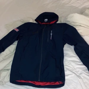 sail racing goretex jacka storlek M - riktigt snygg sail racing regnjacka den är storlek medium men funkar även om man har small, jackan har goretex vilket gör den väldigt bra för regn, kontakta mig om ni vill ha fler bilder på jackan eller har några andra funderingar😁