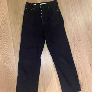 Levi’s jeans - Storlek 25! Dock lite stora i storleken för att vara 25!