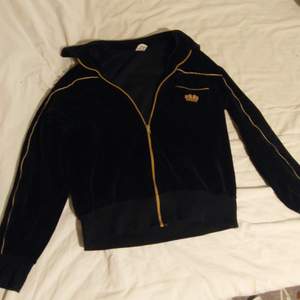 En jätte fin svart långärmad hoodie/tröja som jag köpte från en vintage butik. Är i storlek s men passar M också🥰