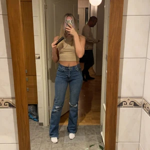 Pull&bear Jeans Blåa - Jätte snygga pull&bear jeans i topp skick, långa i benen med slits längst ner😍💘 Storlek 36. Jag är 171cm lång