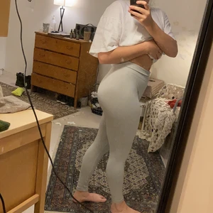 ICIW tights - Define seamless ribbed i jättefint skick. Använda en gång. Stretchiga och formar sig efter kroppen på ett jättefint sätt. Säljer då jag har för många träningstights. Nypris 700kr