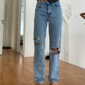Weekday jeans i modellen voyage storlek 25/32 med hål som jag klippt själv💓💓