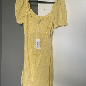 Nelly offshoulder klänning  - Säljer en oanvänd off shoulder från Nelly trend. 