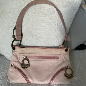 Tosca blu väska - Snygg toscana blu väska i gammalrosa! Utsidan är i jättebra skick däremot har insidan några fläckar. Rätt så liten men får plats med mobil, nycklar, plånbok och de nödvändigaste. 