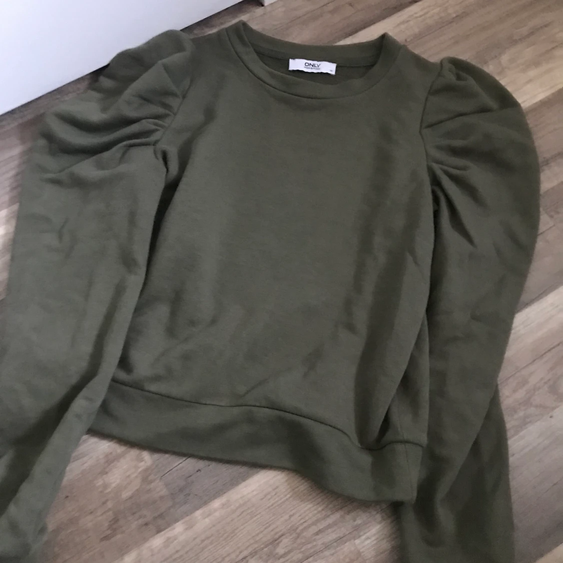 Militärgrön tröja med puffärmar