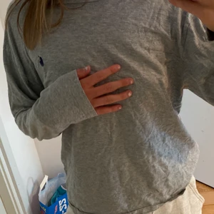 Ralph Lauren  - Långärmad Ralph Lauren tröja i skönt material. Lite kort i armarna för mig som är 172 och rätt långa armar😘