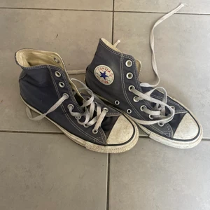 Skor - Säljer mina fina convers då dem blivit för små, lite smutsigare inteteasiga, storlek 36,5 postar eller möts i Stockholm 😊