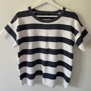 Randig topp - Säljer min randiga topp från vila för 40kr + 45kr frakt. Är i befintligt skick.💕✨