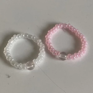 Pärlringar - Pärlringar med rosenkvarts 💕💕 32kr gratis frakt styck eller två för 45kr gratis frakt, går att få i flera färger samt valfri storlek!