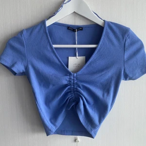 Topp zara - Lila top från Zara. Endast provad med lapp kvar! Köparen står för eventuell frakt! 💕