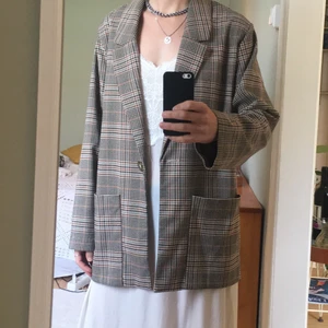Brun kavaj - Brun kavaj från Monki i strl S. Oversized i modellen!