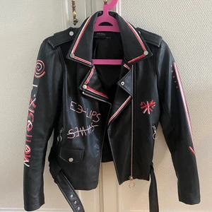 Skinnjacka - Skinnjacka med snygga detaljer. Väldigt bra skick, knappt använd. Köparen står för frakt.