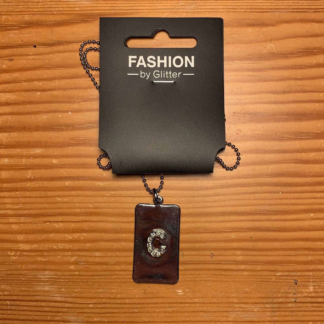 Glitter bokstavshalsband: c