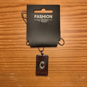 Glitter bokstavshalsband: c - Märke: Glitter✨ Skick: Nytt✨ Övrigt: Helt oanvänt halsband med bokstaven C✨