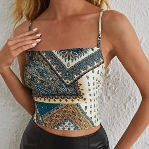 Topp  - Knyttopp i medium, men en väldigt flexibel topp då du kan dra åt den hur tajt du vill