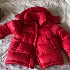 Röd puffig jacka  - Röd puffig jacka i st xs men passar xs-m. Använd 3 gånger. Frakten ingår inte i priset, 66kr! ❤️