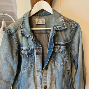 Jeansjacka  - Äldre jeansjacka med fin passform, står att det är storlek L men passar du XS-möjligen L.