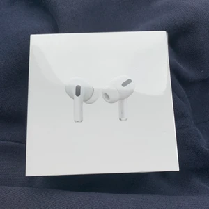 Airpods pro - Helt oanvända inte ens öppnad förpackning!! Intressekoll! Är du intresserad? Skriv till mig prisförslag:) nypris 2290kr!!