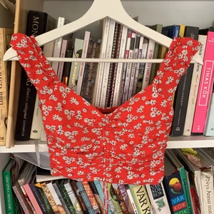 Blommig topp - Blommig söt topp ifrån zara med resår i mitten som kan justera längden, köpare betalar frakt 💕📦