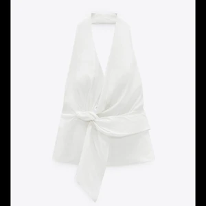 Linne topp - Säljer denna slutsålda goding från zara. Köpt för 399kr och är helt oanvänd, prislappen är kvar. Min är lite skrynklig men det kan man lätt stryka eller steama bort. Säljer på grund av att jag skulle ha behövt den i en mindre storlek.💕