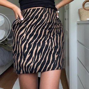Zebra kjol - Säljer denna oanvända kjol som jag köpte på asos, den är från märket  warehouse och är köpt för ungefär 50-60£. Prislappen sitter kvar. Den är i storlek xs men skulle säga att den mer passar s-m då den var lite större i storleken💕💕