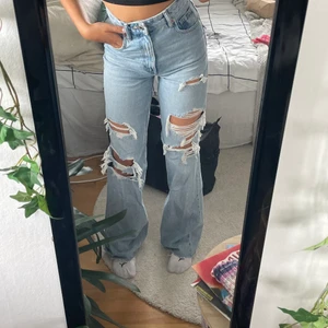 jeans med hål  - säljer ett par jeans ifrån zara pga att de inte kommer till användning, de är använda fåtal gånger och är i ett väldigt fint skick💟