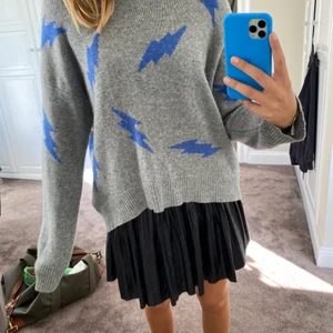 Zadigtröja - INTRESSEKOLL på min skitsnygga tröja från zadig i Kashmir🙌 Tröjan säljs inte längre. Väldigt fint skick och inte alls nopprig. Buda privat till mig💕 Den är köpt för 4500kr och väldigt sparsamt använd👍🏼 Köparen står för frakten!😁