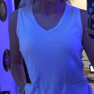 Vit topp - Vitt jättefint linne som jag aldrig använt😊 Skicka meddelande om intresse💕