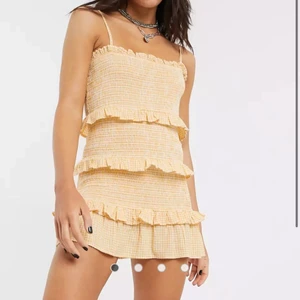 Volangklänning - Säljer denna underbara klänning ifrån Bershka som är helt slutsåld överallt!!! Får tyvärr ingen användning för den längre ;/ Strl M men skulle säga att den även passar S/XS 💛Skriv privat för flera bilder