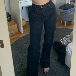 Zara jeans - Säljer mina zara jeans - high rise full length jeans. De är knappt använda och i ett mycket bra skick! Storlek 36, köparen står för frakt ❤️❤️