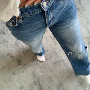 Jättefina raka Zara jeans med mellanhög midja och hål på ena knät! Har klippt de i längden en aning men annars som nya.💕