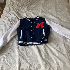 Bikbok jacka storlek L - Säljer denna fina jackan som är lite Oversize❤️ Den kmr it till användning och har ba använt den ngr gng❤️