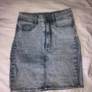 Kjol  - Kjol från Gina bra skick osv. Säljes för den inte kommer till användning. Kom privat för fler bilder på osv. Köparen står för frakten.