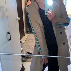 Kappa i storlek S - Beige kappa från VERO MODA i storlek S. Använd 3-4 ggr ser ut som ny, inga fläckar. Passar även storlek M. 